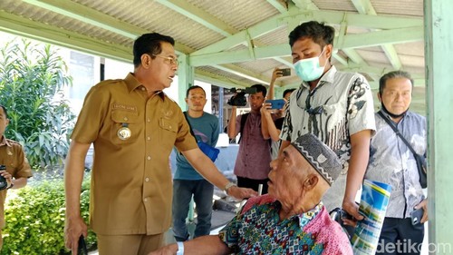 Bupati Lombok Timur, Haerul Warisin ketika melakukan sidak di RSUD Selong, Selasa (15/7/2025). (Foto: M Sanusi Ardi W/detikBali)