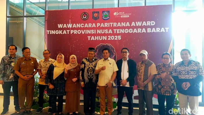Bupati Lombok Timur Haerul Warisin saat jumpa pers di Mataram bersama BPJS Ketenagakerjaan Lombok Timur di Mataram, Senin (14/7/2025). (Ahmad Viqi/detikBali).