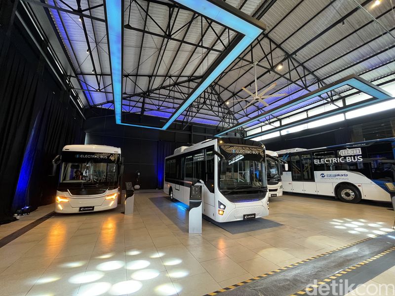 Bus listrik Laksana ini dirancang untuk kebutuhan angkutan perkotaan. Dinamakan Nucleus 6, kendaraan ramah lingkungan ini hadir dengan teknologi kelistrikan terbaru yang mendukung efisiensi energi tinggi dan masa pakai yang lebih panjang.
