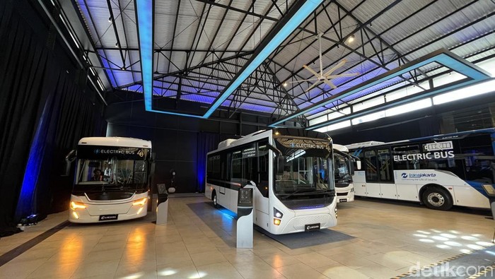 Bus listrik Laksana ini dirancang untuk kebutuhan angkutan perkotaan. Dinamakan Nucleus 6, kendaraan ramah lingkungan ini hadir dengan teknologi kelistrikan terbaru yang mendukung efisiensi energi tinggi dan masa pakai yang lebih panjang.