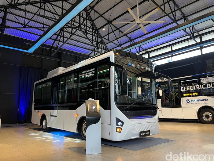 Bus listrik Laksana ini dirancang untuk kebutuhan angkutan perkotaan. Dinamakan Nucleus 6, kendaraan ramah lingkungan ini hadir dengan teknologi kelistrikan terbaru yang mendukung efisiensi energi tinggi dan masa pakai yang lebih panjang.