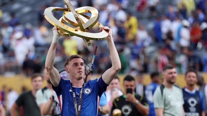 Soccer Football - FIFA Club World Cup - Final - Chelsea v Paris St Germain - MetLife Stadium, East Rutherford, New Jersey, U.S. - July 13, 2025 Chelseas Cole Palmer celebrates with the trophy after winning the FIFA Club World Cup REUTERS/Mike Segar