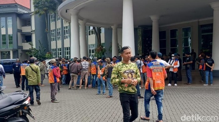 Demo PKL dan jukir memprotes gate parkir Alun-alun Kota Batu di Balai Kota Among Tani.