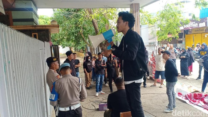 Demo warga di SMAN 21 Makassar.