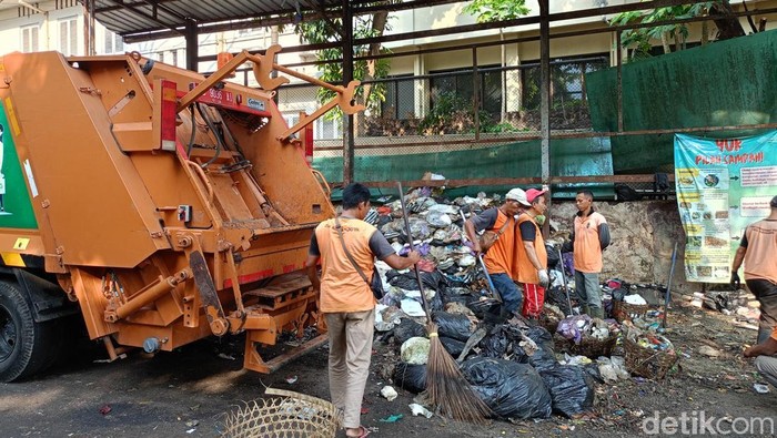 Tumpukan sampah di depo Kotabaru Jogja, Selasa (14/7/2025).