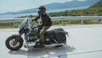 Di YouTube Vindes yang dilihat Rabu (16/7/2025), Desta ditanya soal kejadian jatuh dari moge dan meniban motor lain di Lombok. Iya, jatuh bego itu, ujarnya. (Foto: dok Instagram desta80s)