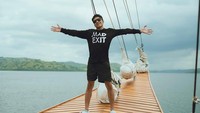 Desta lalu menjelaskan kronologi jatuh dari moge. Jadi gue lagi jalan, view-nya bagus banget, muter balik, gue cari spot-nya, jalannya nanjak ternyata. Gue nanjak, gue memperlambat kecepatan, kaki gue turun, eh makin lama terperosok, jatuh nimpa motor orang, tuturnya. (Foto: dok Instagram desta80s)