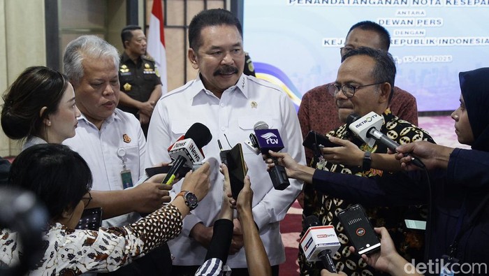 Dewan Pers dan Kejagung Sepakati Kerja Sama Penegakan Hukum Dewan Pers dan Kejaksaan Agung teken nota kesepahaman terkait penegakan hukum. Kerja sama ini ditegaskan untuk perlindungan kemerdekaan pers.