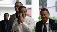 Mantan Mendikbudristek 2019–2024, Nadiem Makarim, kembali memenuhi panggilan pemeriksaan kedua di Jampidsus, Kejaksaan Agung, Jakarta Selatan, Selasa (15/7/2025). Kedatangannya pagi ini tidak sendiri, karena ia didampingi oleh pengacara kondang Hotman Paris Hutapea sebagai kuasa hukum. 