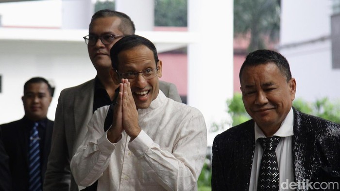 Mantan Mendikbudristek 2019–2024, Nadiem Makarim, kembali memenuhi panggilan pemeriksaan kedua di Jampidsus, Kejaksaan Agung, Jakarta Selatan, Selasa (15/7/2025). Kedatangannya pagi ini tidak sendiri, karena ia didampingi oleh pengacara kondang Hotman Paris Hutapea sebagai kuasa hukum.