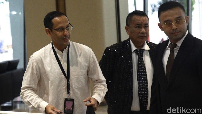 Mantan Mendikbudristek 2019–2024, Nadiem Makarim, kembali memenuhi panggilan pemeriksaan kedua di Jampidsus, Kejaksaan Agung, Jakarta Selatan, Selasa (15/7/2025). Kedatangannya pagi ini tidak sendiri, karena ia didampingi oleh pengacara kondang Hotman Paris Hutapea sebagai kuasa hukum.