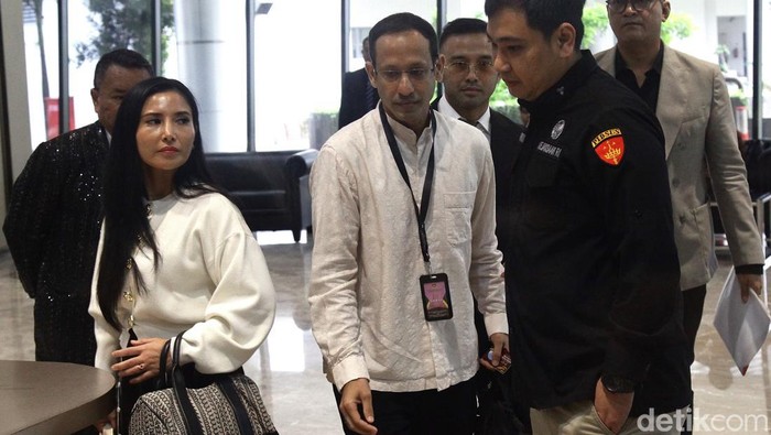 Didampingi Hotman, Nadiem Diperiksa Lagi soal Kasus Chromebook Rp 9,9 T Mantan Mendikbudristek 2019β2024, Nadiem Makarim, kembali memenuhi panggilan pemeriksaan kedua di Jampidsus, Kejaksaan Agung, Jakarta Selatan, Selasa (15/7/2025). Kedatangannya pagi ini tidak sendiri, karena ia didampingi oleh pengacara kondang Hotman Paris Hutapea sebagai kuasa hukum.