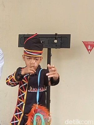 Dikha Pacu Jalur Senang Gayanya Mendunia