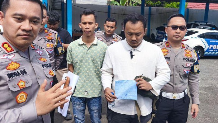 Ditlantas Polda Lampung memberikan sanksi tilang kepada para anggota komunitas otomotif yang melakukan aksi konvoi dengan mengikuti tren aura farming di Jalan Tol Trans Sumatera. Bandarlampung, Selasa (15/7/2025). (ANTARA/Dian Hadiyatna)