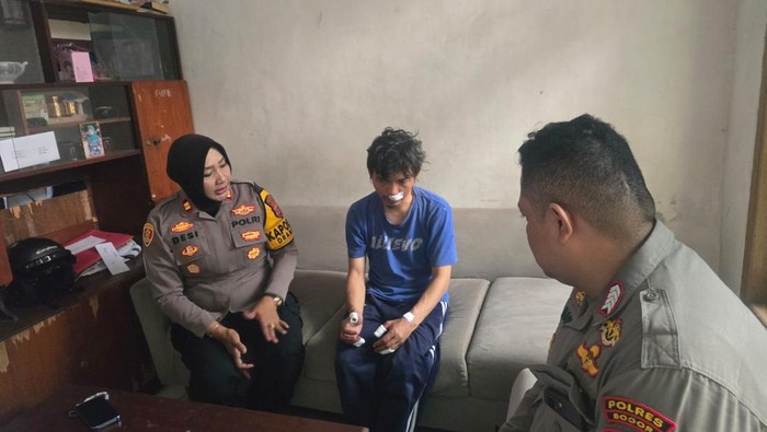 Kapolsek Dramaga Iptu Desi datangi kediaman driver ojol korban begal (dok Polsek Dramaga)