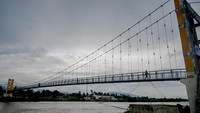 Penampakan jembatan gantung yang baru dioperasikan di Desa Tinggede, Sigi, Sulawesi Tengah, Selasa (15/7/2025). Jembatan tersebut sempat dua kali ambruk akibat bencana pada 2015 silam. Foto: ANTARA FOTO/Basri Marzuki
