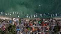 Foto udara menunjukkan perahu nelayan lokal yang bertahan di tengah maraknya operasi kapal cantrang ilegal di perairan Masalembu, Sumenep, Jawa Timur.  ANTARA FOTO/AJI STYAWAN