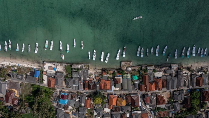 Ekosistem Laut Masalembu Terancam Gegara Alat Tangkap Cantrang Seorang nelayan tradisional menambatkan perahunya seusai melaut di tepi pantai Desa Sukajeruk, Kecamatan Masalembu, Kabupaten Sumenep, Jawa Timur, Selasa (15/7/2025). Menurut data Posko Pengaduan Nelayan Pulau Masalembu, selama enam bulan terakhir sebanyak 30 kapal nelayan dari luar Kepulauan Masalembu dengan alat tangkap cantrang tercatat beroperasi di perairan setempat yang 16 diantaranya telah ditindak Kapal Pengawas Perikanan KKP Orca 1, karena alat tangkap tersebut merusak ekosistem laut Masalembu. ANTARA FOTO/Aji Styawan/bar