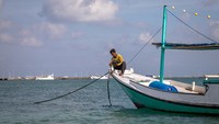 Perahu-perahu nelayan tradisional bersandar di tepi Pantai Sukajeruk, Masalembu, Selasa (15/7/2025). Aktivitas cantrang dari luar daerah mengancam keberlanjutan laut Masalembu. ANTARA FOTO/AJI STYAWAN