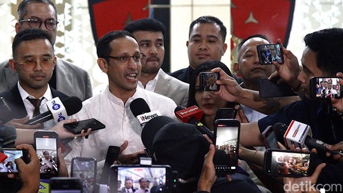 Menteri Pendidikan, Kebudayaan, Riset, dan Teknologi (Mendikbudristek) periode 2019-2024 Nadiem Makarim meninggalkan Gedung Bundar usai diperiksan penyidik Jampidsus, Kejaksaan Agung, Jakarta Selatan, Selasa (15/7/2025). Ia diperiksa sekitar 9 jam. Kejaksaan Agung melakukan pemeriksaan kedua terhadap Nadiem Makarim untuk menjadi saksi dalam kasus dugaan korupsi pengadaan sistem chromebook di Kemendikbudristek yang diketahui menghabiskan anggaran Rp9,9 triliun.