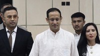 Menteri Pendidikan, Kebudayaan, Riset, dan Teknologi (Mendikbudristek) periode 2019-2024 Nadiem Makarim meninggalkan Gedung Bundar usai diperiksan penyidik Jampidsus, Kejaksaan Agung, Jakarta Selatan, Selasa (15/7/2025).
