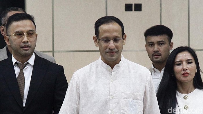 Ekspresi Nadiem Usai 9 Jam Diperiksa dalam Kasus Dugaan Korupsi Rp 9,9 T Menteri Pendidikan, Kebudayaan, Riset, dan Teknologi (Mendikbudristek) periode 2019-2024 Nadiem Makarim meninggalkan Gedung Bundar usai diperiksan penyidik Jampidsus, Kejaksaan Agung, Jakarta Selatan, Selasa (15/7/2025). Ia diperiksa sekitar 9 jam. Kejaksaan Agung melakukan pemeriksaan kedua terhadap Nadiem Makarim untuk menjadi saksi dalam kasus dugaan korupsi pengadaan sistem chromebook di Kemendikbudristek yang diketahui menghabiskan anggaran Rp9,9 triliun.