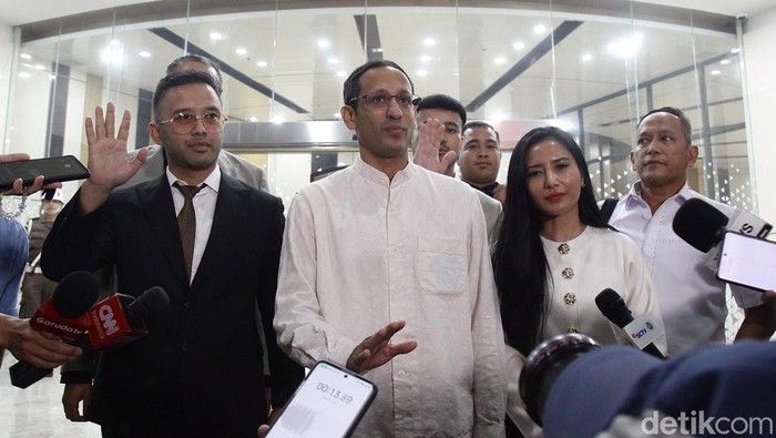 Menteri Pendidikan, Kebudayaan, Riset, dan Teknologi (Mendikbudristek) periode 2019-2024 Nadiem Makarim meninggalkan Gedung Bundar usai diperiksan penyidik Jampidsus, Kejaksaan Agung, Jakarta Selatan, Selasa (15/7/2025). Ia diperiksa sekitar 9 jam. Kejaksaan Agung melakukan pemeriksaan kedua terhadap Nadiem Makarim untuk menjadi saksi dalam kasus dugaan korupsi pengadaan sistem chromebook di Kemendikbudristek yang diketahui menghabiskan anggaran Rp9,9 triliun.
