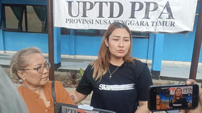 Ferry Anggi Widodo istri dari anggota DPRD Kota Kupang, Mokrianus Imanuel Lay, memberikan keterangan kepada media seusai melaporkan suaminya ke UPTD PPA NTT, Selasa (15/7/2025). (Simon Selly/detikBali)