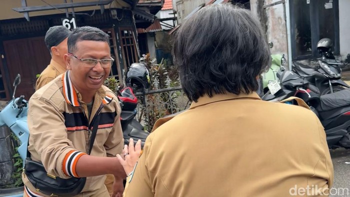 Ketua Forum Pegawai DPPPA Kalbar Deri Octaris Cowari saat berjabat tangan dengan Herkulana Mekarryani.