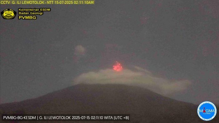 Foto beberapa penampakan letusan Gunung Ile Lewotolok di Kabupaten Lembata, NTT, Selasa (15/7/2025). (dok PVMBG)