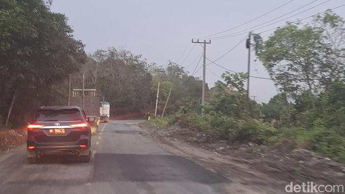 Foto: Jalan rusak dan mulai tambal sulam di Singingi Hilir, Kuansing (Raja Adil Siregar/detikSumut))