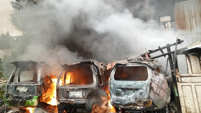 Foto: Tiga Unit Mobil Terbakar Saat Diparkir (dokumen damkar ciomas)