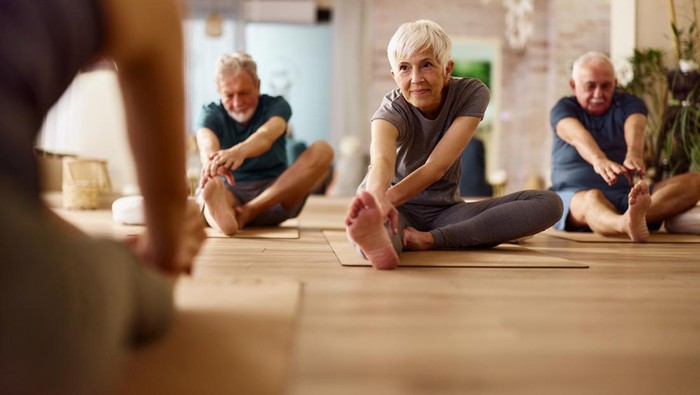 5 Gerakan Lansia agar Tidak Kaku dan Tetap Bugar