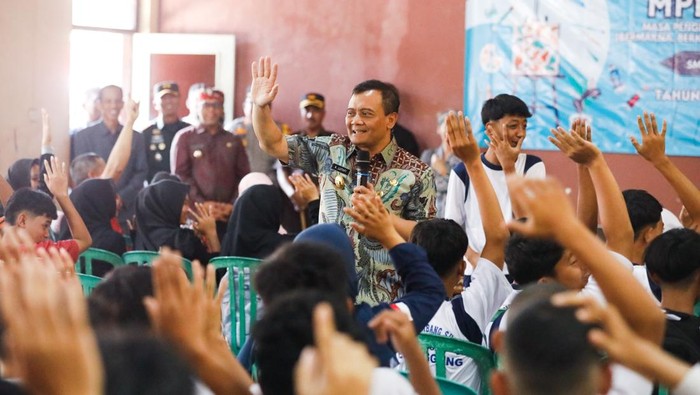 Gubernur Jateng, Ahmad Luthfi, saat meninjau sekolah swasta mitra Sekolah Kemitraan, SMA PGRI 1 Temanggung.