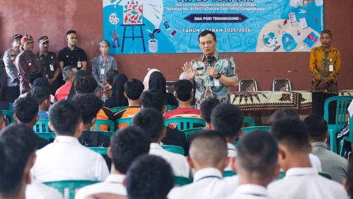 Gubernur Jateng, Ahmad Luthfi, saat meninjau sekolah swasta mitra Sekolah Kemitraan, SMA PGRI 1 Temanggung.