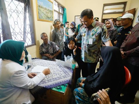 Gubernur Jateng, Ahmad Luthfi, meninjau pelaksanaan Speling dan memberikan sejumlah bantuan di Kantor Desa Karanggedong, Kecamatan Ngadirejo, Kabupaten Temanggung, Selasa (15/7/2025).