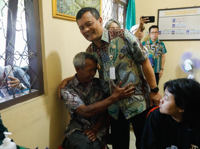 Gubernur Jateng, Ahmad Luthfi, meninjau pelaksanaan Speling dan memberikan sejumlah bantuan di Kantor Desa Karanggedong, Kecamatan Ngadirejo, Kabupaten Temanggung, Selasa (15/7/2025).