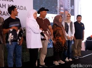 Khofifah Serahkan 1.080 Sapi Perah Bunting dari Australia ke Peternak
