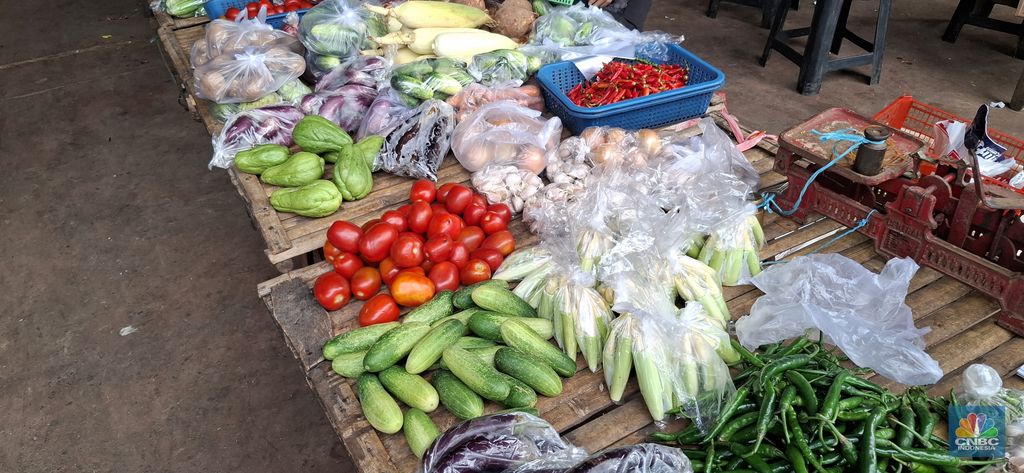 Harga beberapa sayuran di Pasar Minggu, Jakarta Selatan terpantau normal pada Selasa (15/7/2025). (CNBC Indonesia/Chandra Dwi Pranata)