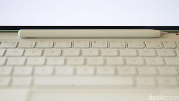 Keyboard Huawei Glide yang dilengkapi stylus 2-in-1 dapat diisi dayanya langsung dari keyboard, memudahkan pengguna dalam berkarya.