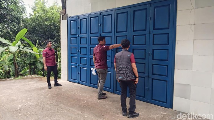 Petugas Imigrasi Sukabumi saat mendatangi pabrik ilegal yang diduga dimiliki WNA Korsel.