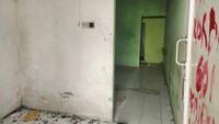 Rumah yang dulunya ditempati Karsih juga ikut dijual dengan harga mulai dari Rp 100 jutaan. Alasannya beragam, tetapi yang paling sering diucapkannya adalah Karsih sedang butuh uang sehingga rumahnya dijual murah.