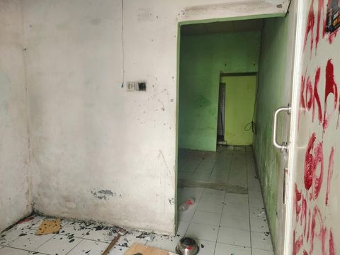 Isi Rumah Karsih setelah dirusak oleh korban dugaan penipuan kontrakan fiktif di Bekasi.