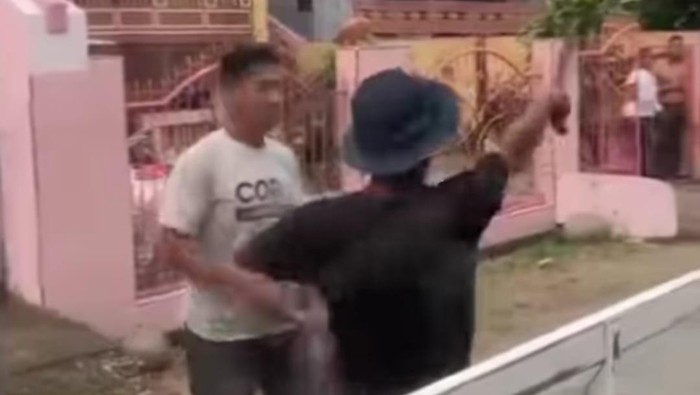 Pria berinisial S di Kabupaten Jeneponto, Sulawesi Selatan (Sulsel), ditangkap gegara menghadang dan mengancam sopir pikap bernama Saharuddin menggunakan parang.