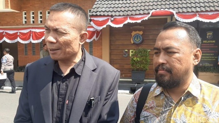Rismon Hasiholan Sianipar mendatangi Polda DIY untuk membuat laporan terkait dugaan penyebaran informasi palsu yang dilakukan oleh Joko Widodo (Jokowi), Selasa (15/7/2025).