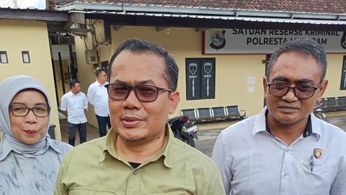Kabiro Ekonomi NTB, Wirajaya Kusuma, saat dibawa menuju Rutan Polresta Mataram untuk ditahan dalam kasus korupsi pengadaan masker COVID-19. (Abdurrasyid Efendi/detikBali)