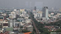 Langit kelabu tanpa cahaya matahari menyelimuti Jakarta, memperlihatkan kondisi udara yang memburuk dari ketinggian.