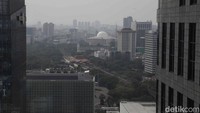 Kabut polusi masih terlihat hingga sore hari. Gedung-gedung pencakar langit di pusat ibu kota tampak samar tertutup kabut abu-abu tebal akibat kualitas udara buruk.