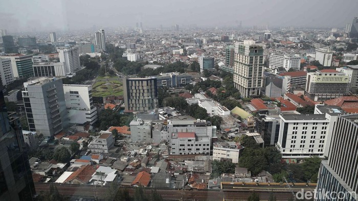 Kabut akibat polusi kembali menyelimuti langit Jakarta. Jarak pandang terganggu, landmark ikonik tertutup lapisan debu dan udara berwarna abu-abu, Selasa (15/7/2025).
