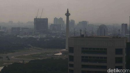 Kabut Polusi Selimuti Jakarta